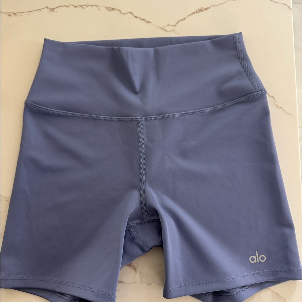 Alo High-Rise air lift Shorts in Periwinkle medium